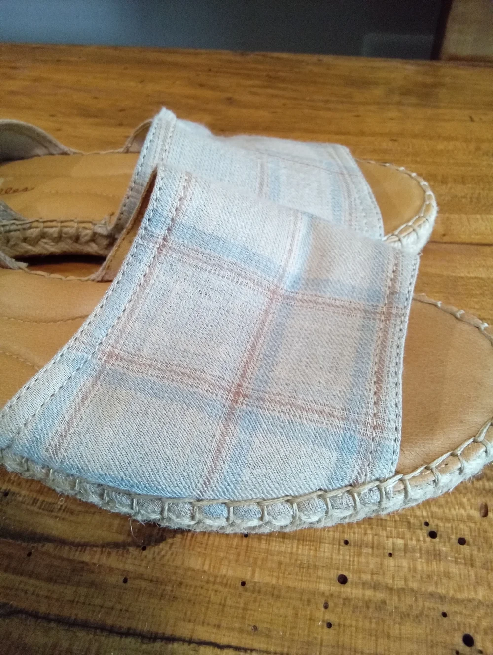 Born Seak Size 9 Beige Plaid Espadrille Sandals No Heel, Open Toe Slingback